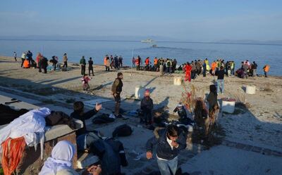 Imigranci, którzy przypłynęli na wyspę Lesbos 