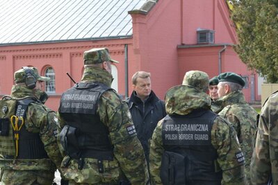 minister wśród funkcjonariuszy 