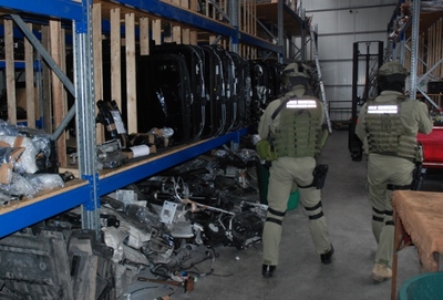 funkcjonariusze SG w jednym z przeszukiwanych miejsc