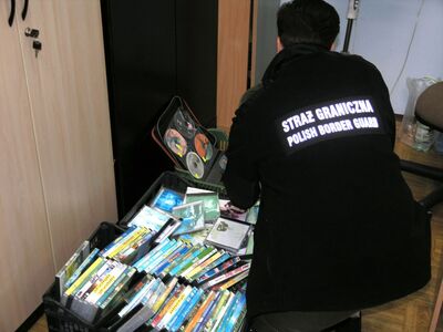 zabezpieczono płyty CD i DVD z pirackimi nagraniami