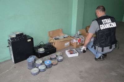 zabezpieczono płyty CD i DVD z pirackimi nagraniami