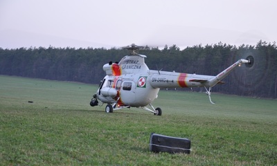 śmigłowiec SG przy zrzuconym pakunku