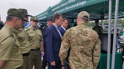 Minister SWiA przy stoisku SG z prezentowaną bronią i sprzętem 