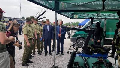 Minister SWiA przy stoisku SG z prezentowaną bronią i sprzętem 