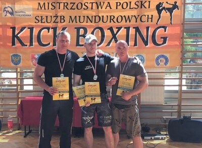 funkcjonariusz CSSG po dekoracji medalowej podczas MP służb mundurowych w kickboxingu 